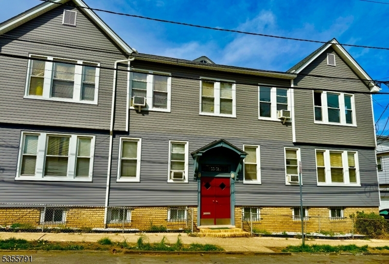 Primary Photo - 33/31 Lenox St