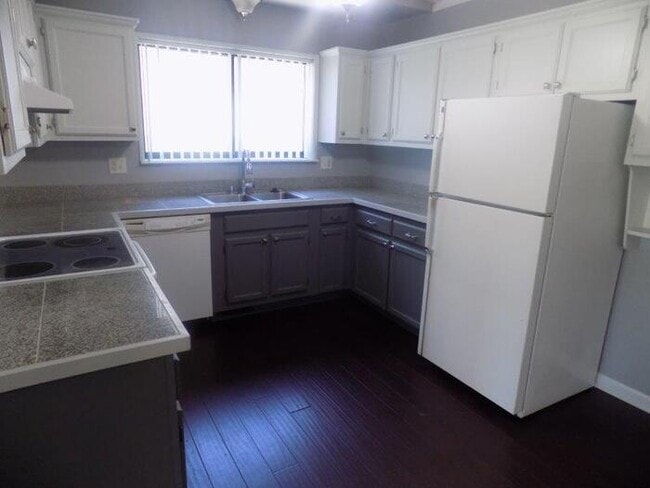 Foto del edificio - 2127 Hopkins Dr