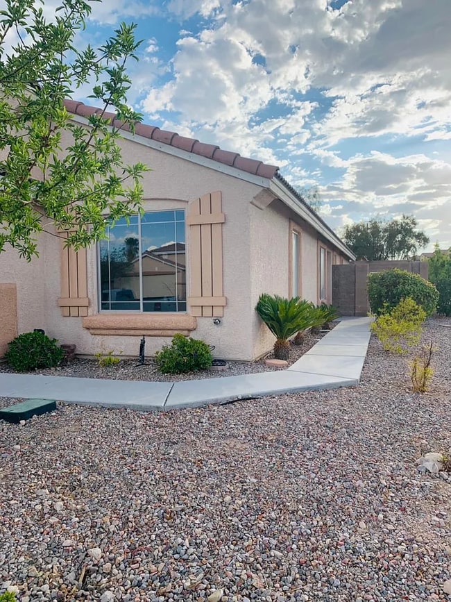 Building Photo - 10911 Vallerosa St