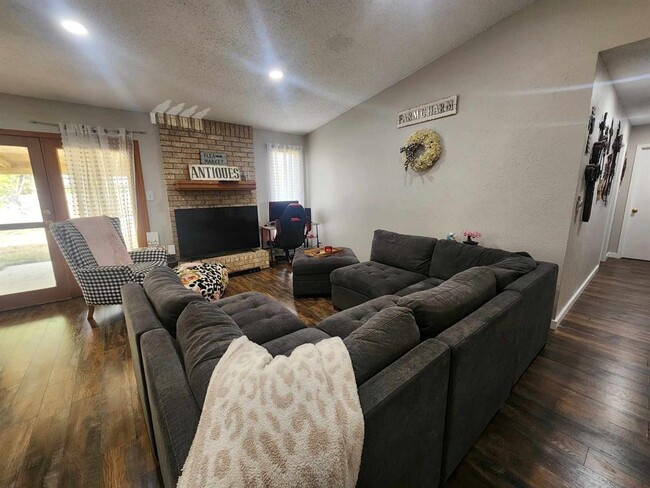 Building Photo - 204 S Mt Rushmore Dr