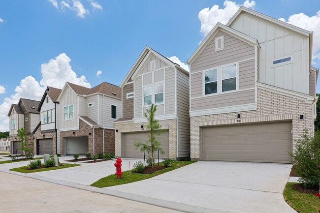 Building Photo - AVAIA Place