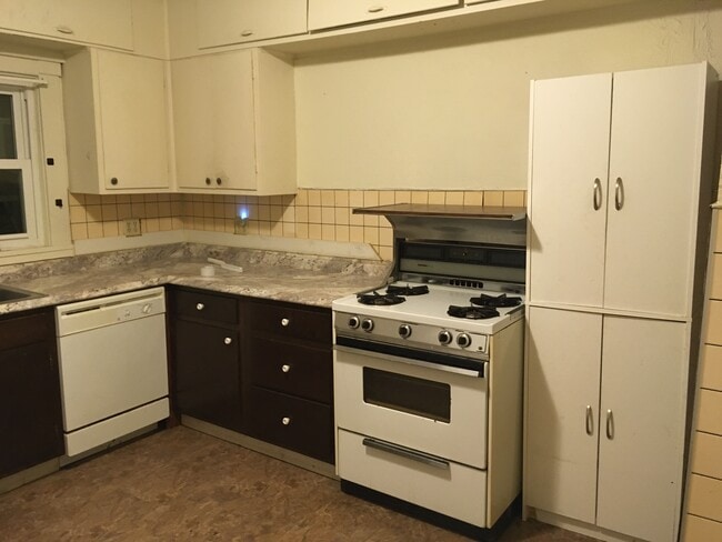 Kitchen - 415 Houston St