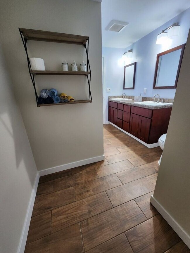 Building Photo - Charming 2 Bedroom 1 Bathroom Lower Unit D...