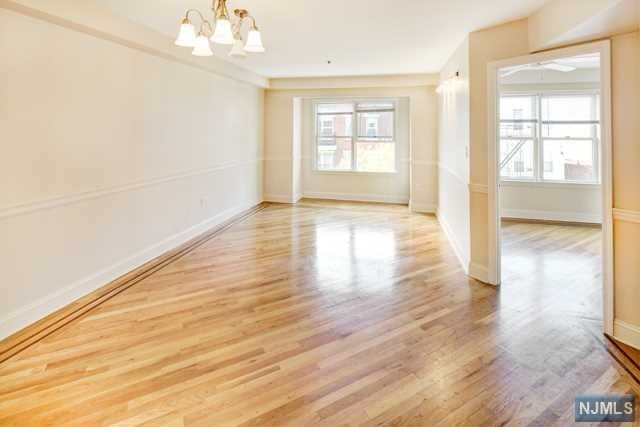 Building Photo - 515 Monroe St