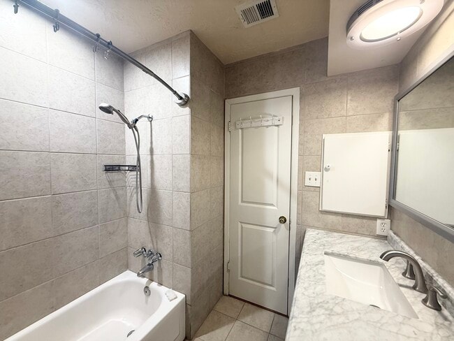 Foto del edificio - 7315 Belle Park Dr