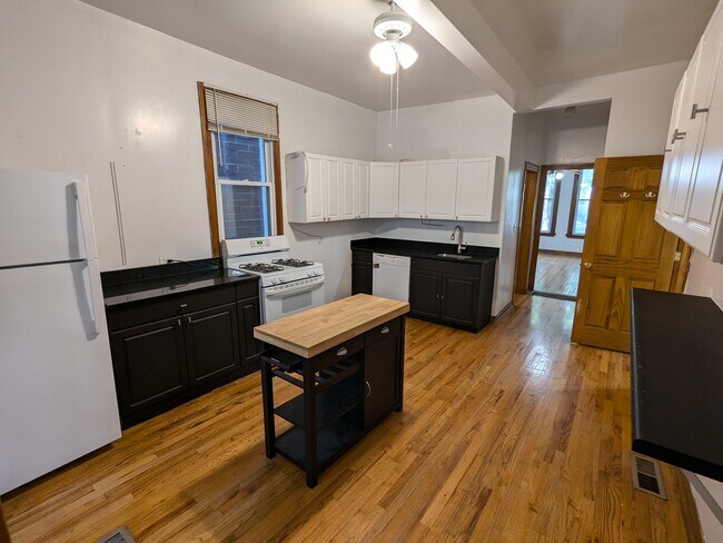 Kitchen - 1837 W Addison St