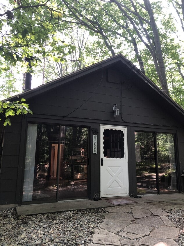 Primary Photo - 4838 Lakeshore Ave