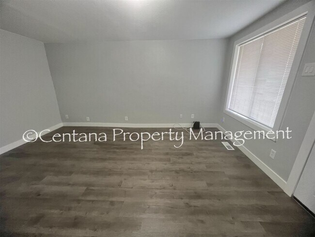 Foto del edificio - This remodeled two bedroom has all new everything including high end stainless steel appliances.
