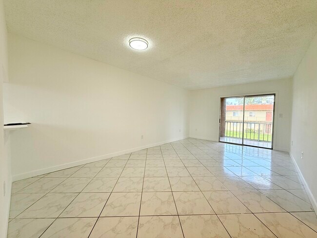 Foto del edificio - 6106 Forest Hill Blvd