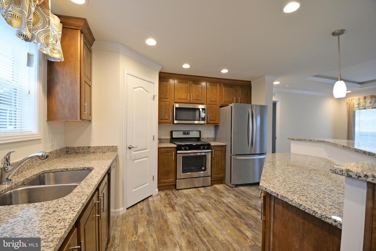 Foto principal - 64 Edgewater Dr
