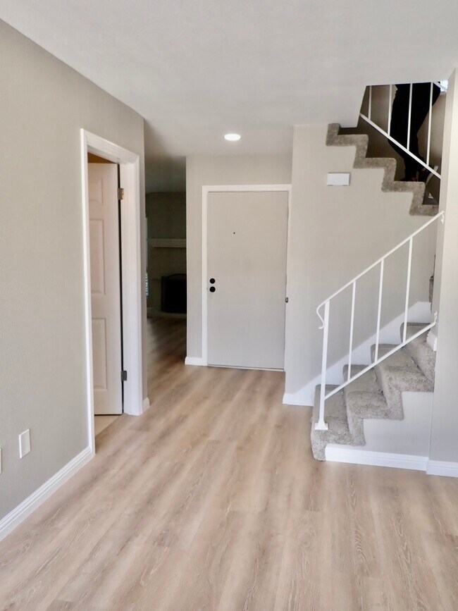 Pasillo que da a las escaleras y a la entrada de la casa - 11266 Fripps Way