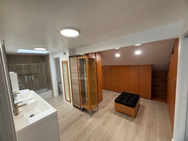 Foto del edificio - 10302 Parkview Ave