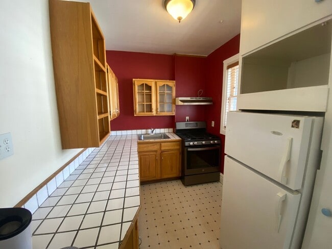 Building Photo - AVAILABLE May 1st - 1 Bed 1 Bath Upper Apt in Historic Building