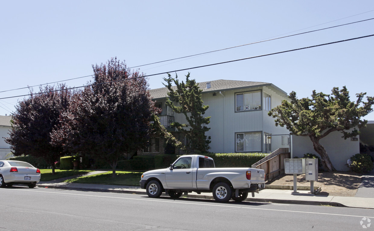 Building Photo - Briarwood Garden Apartments