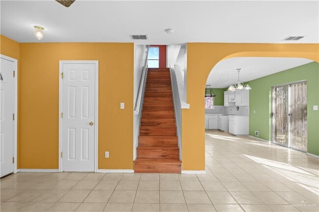 Building Photo - 22 San Ignacio Ave
