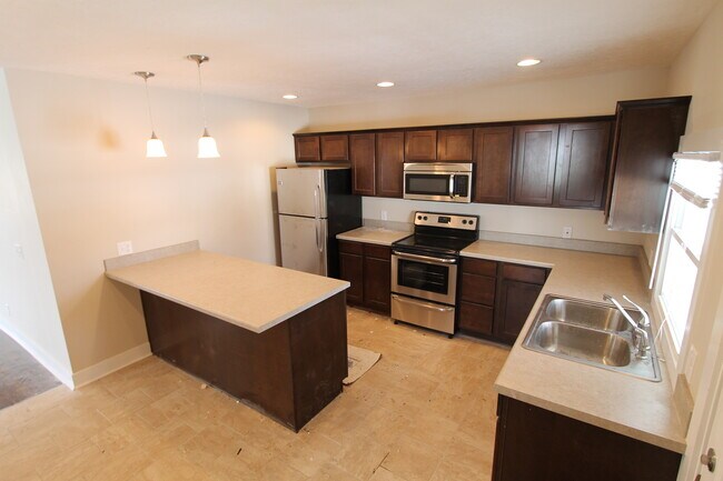 Building Photo - Nice, new and near the zoo!  Large 4 bedro...