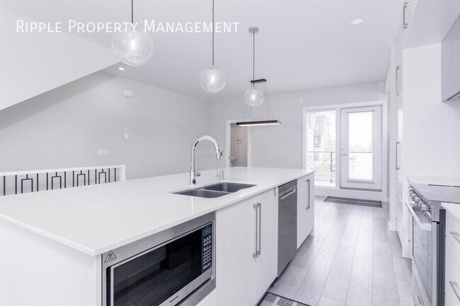 Building Photo - Modern 3 Beds, 2.5 Baths TownHouse | Avail...