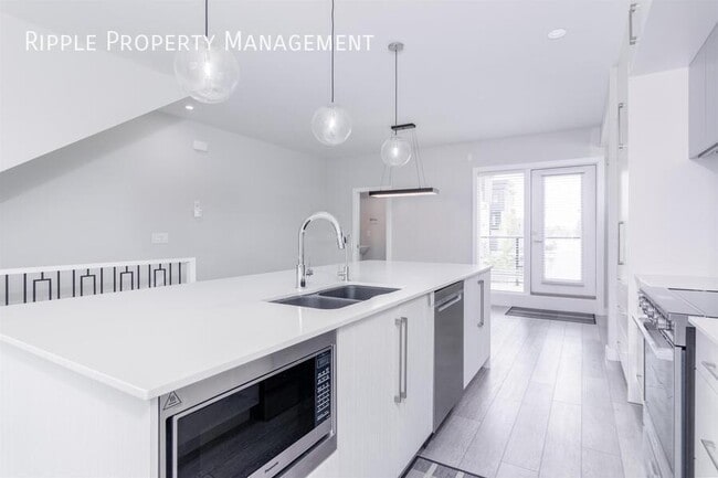 Photo du bâtiment - Modern 3 Beds, 2.5 Baths TownHouse | Avail...