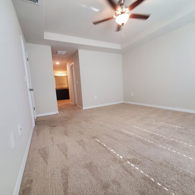 Foto del edificio - Spacious 4 Bedroom 2.5 Bath 2 Car Garage Home