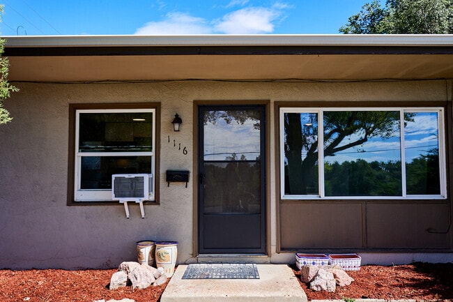 Front Entrance with Screen Door - 1116 E Fountain Blvd