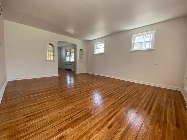 Building Photo - Newly Renovated 3 Bedroom 1.5 Bath in Drex...