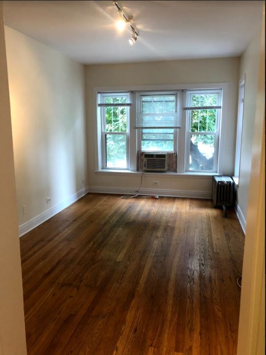 Living Room - 1620 W Roscoe St