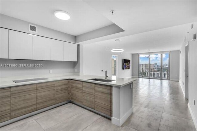 Foto del edificio - 300 Sunny Isles Blvd