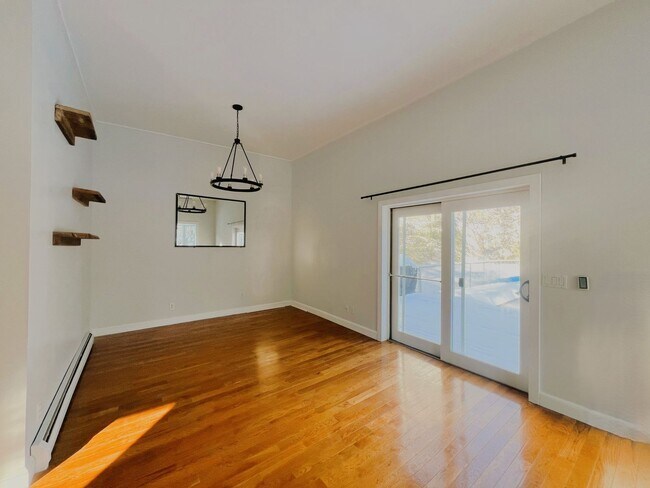 Foto del edificio - Charming 4-Bedroom Single-Family Home in a Peaceful, Scenic Setting