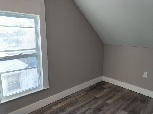 Building Photo - 4 bedroom single family home