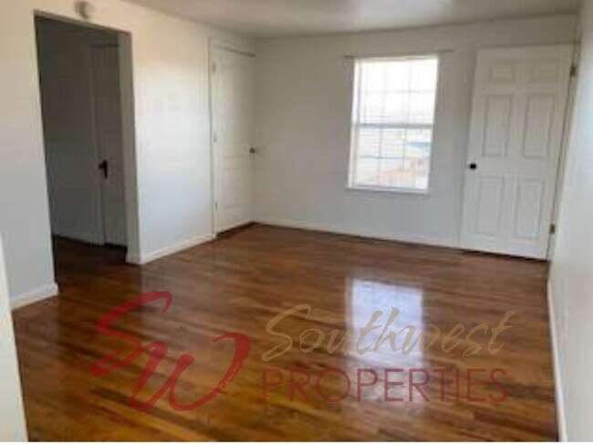 Foto del edificio - Spacious, quiet downstairs unit in heart of downtown