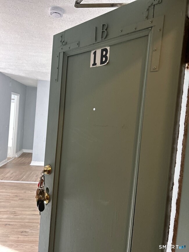 Foto del edificio - 305 Parrott Ave