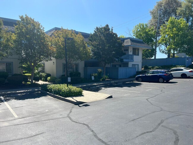 Building Photo - 2 bedroom 2 bath condo Pacheco