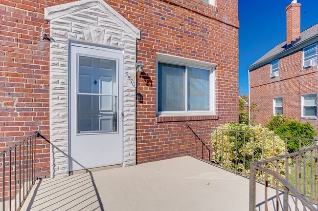 Building Photo - Charming End-Unit Townhome