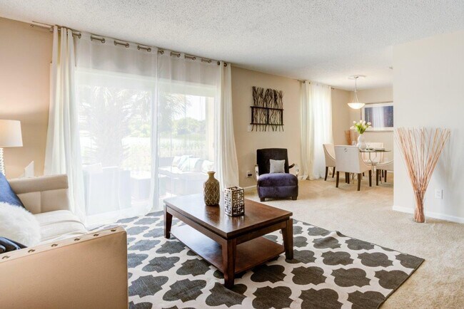 Foto del edificio - Park at Lake Magdalene Apartments and Townhomes