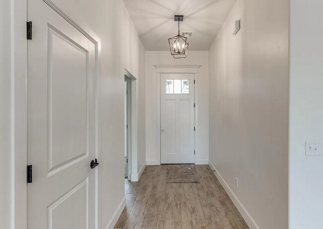 Building Photo - Beautiful 4BD/2BTH with a 2 car garage tha...