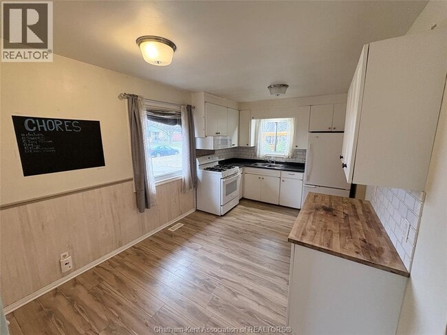 Building Photo - 40 Dauw Ave