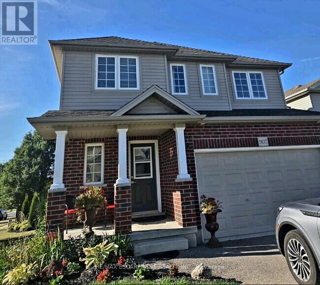 Building Photo - 907 Frontenac Crescent