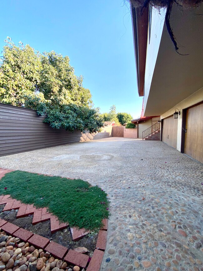 Foto del edificio - 366 1/2 E Hillsdale St