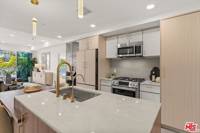 Foto del edificio - 1257 N Sweetzer Ave