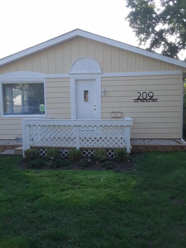 Foto principal - 209 E Pineview Dr