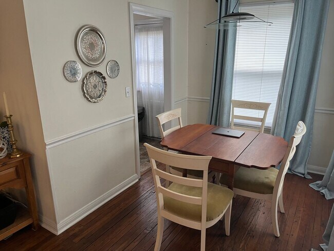 Building Photo - 2 Bedroom/ 1 Bath Apartment in Hillsboro V...
