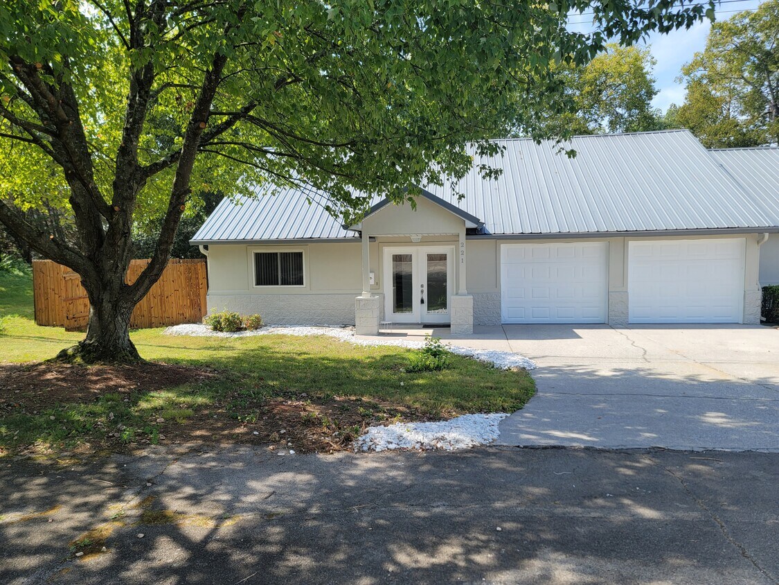 221 Gill St Unit 1, Alcoa, TN 37701 Condo for Rent in Alcoa, TN