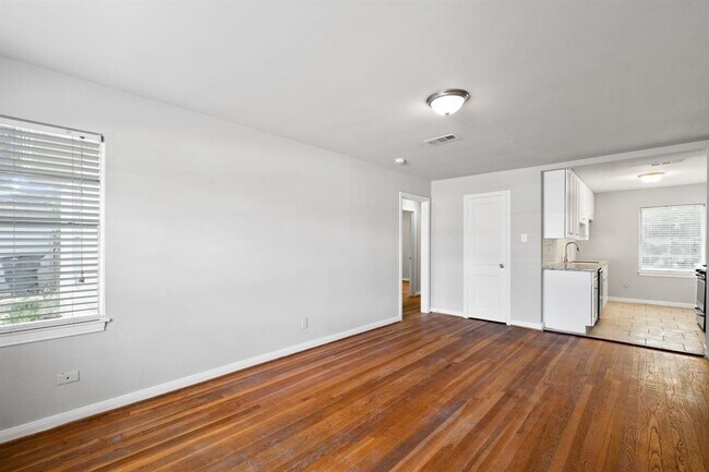 Foto del edificio - 6811 Housman
