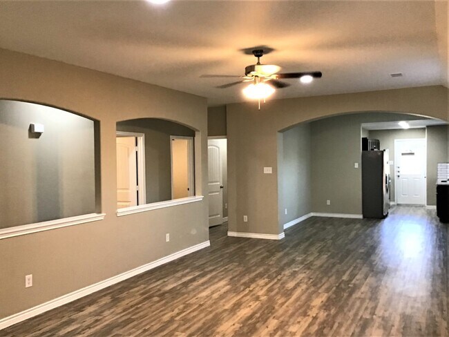 Building Photo - 135 E Kirnwood Dr