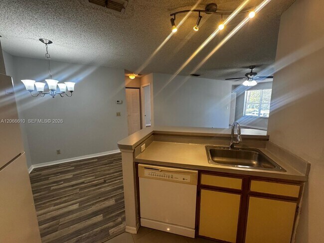 Building Photo - 3360 Pinewalk Dr N