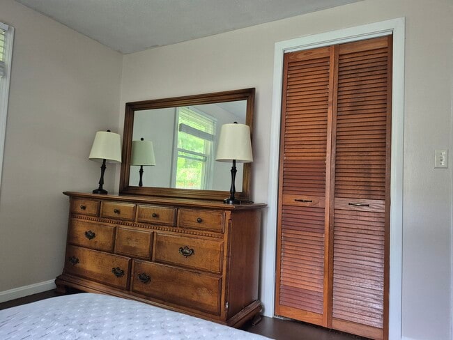 Private bedroom for rent with plenty of space - 223 Garnet St