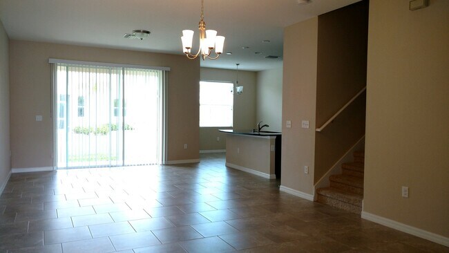 Foto del edificio - Great Location, Lots of Storage & Plenty o...