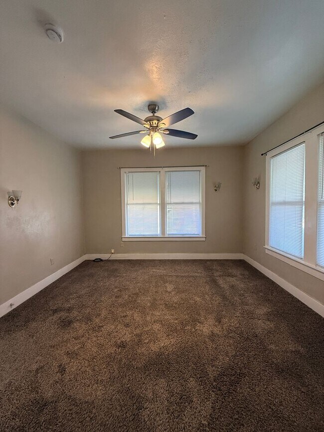 Building Photo - 3 Bedroom 2 Bath - Large Fenced Yard