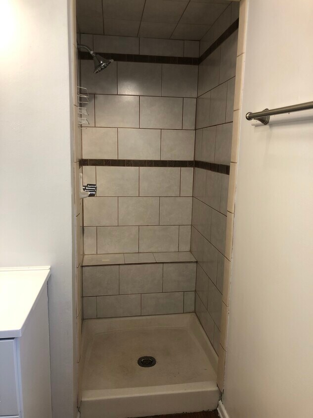 Ducha con azulejos y asiento - 416 Henry St