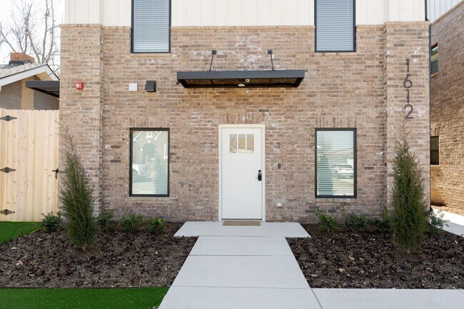 Building Photo - Ground Floor with Back Patio